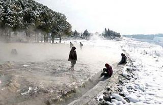 Kar beyaz cennet Pamukkale’nin güzelliğine güzellik...