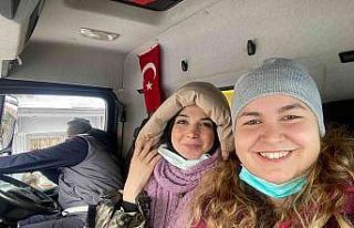 Kar esaretinde hastaneye iş makinesiyle giden ebeler,...