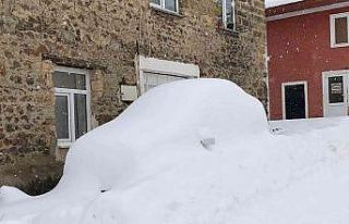 Kar kalınlığı 40 santimetreye ulaştı, araçlar...