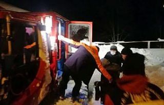 Kar kalınlığının 1,5 metreyi bulduğu köyde...