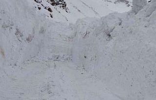 Kar kalınlığının iş makinelerinin boyunu geçtiği...