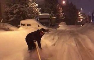 Kar keyfini sokaklarda snowboard yaparak çıkardı