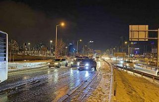 Kar lastiği olmayan İETT otobüsü 500T yolda kaldı