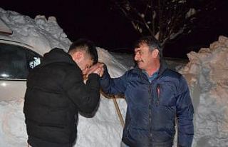 Kar nedeniyle evine gidemeyen öğrenciyi kaymakam...