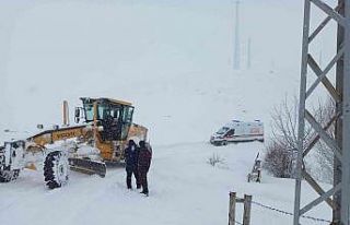 Kar nedeniyle köy yolu kapandı, ekipler yaşlı...