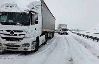 Kar nedeniyle rampayı çıkamayan sürücüler yolda...