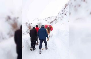 Kar nedeniyle yolları kapanan köylüler at ile erzak...