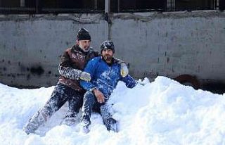 Kar temizliğini bıraktılar çocuklar gibi oyun...