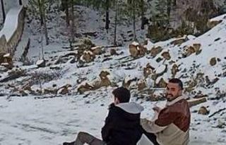 Kar üzerinde kayan genç tel örgüleri aşıp kanala...