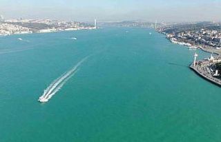 Kar ve fırtına sonrası İstanbul Boğazı turkuaz...