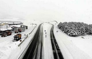 Kar ve tipi ulaşımda aksamalara neden oldu