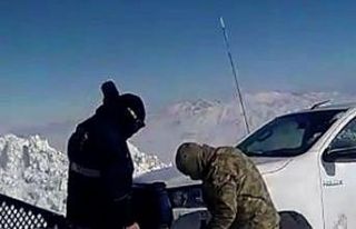 Kar ve tipide mahsur kalan ekipleri askerler kurtardı