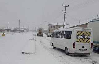 Kar ve tipide minibüste mahsur kalan öğrencileri...