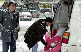 Kar yağışı altında ekmek mücadelesi