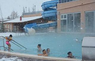 Kar yağışı altında termal havuz keyfi