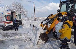 Kar yağışı ambulanslara geçit vermeyince Bafra...