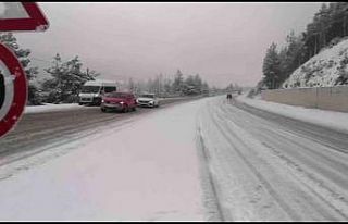 Kar yağışı Denizli - Antalya karayolunda uzun...