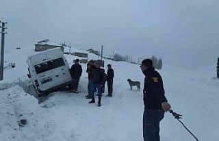 Kar yağışı nedeniyle minibüs şarampole yuvarlandı