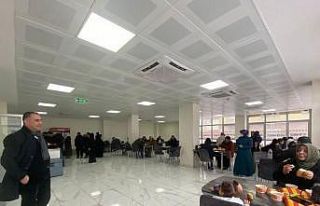 Kar yağışı nedeniyle yolda kalan yolcu otobüsüne...