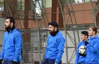 Kar yağışı ve soğuk hava Afyonsporlu oyuncuları...