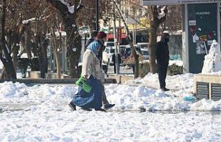 Kar yağışında 300 kişi yaralandı, el bilekleri...