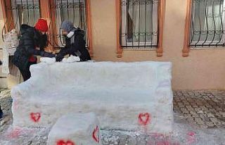 Kar yağışını fırsata çevirip sanatlarını...