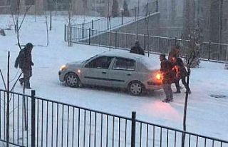 Kar yağışının etkili olduğu Elazığ’da sürücüler...