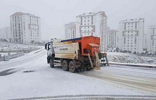 Kar yağışıyla birlikte belediye ekipleri çalışmalarına...