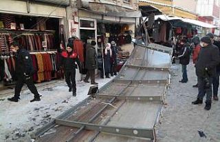 Kar yığınını taşıyamayan tente çöktü, 1...