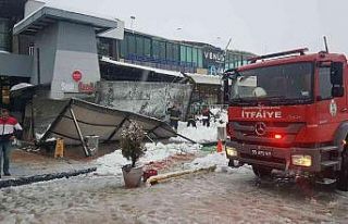Kar yığınını taşıyamayan tente polisin üstüne...