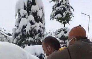 Kar yolları kapadı, sağlık görevlisi hastayı...