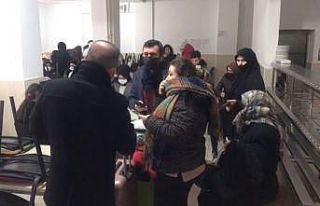 Kar yolları kapadı, yolcular yurtlara yerleştirildi