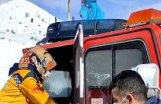 Kar yolları kapattı, hastalara paletli araçla ulaşıldı
