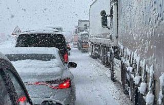 Kar yolları kapattı, kilometrelerce kuyruk oluştu