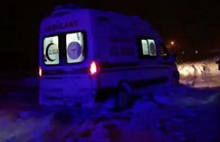 Kara saplanan ambulans kurtarıldı