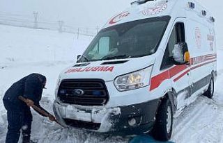Kara saplanan ambulans ve minibüsü jandarma kurtardı