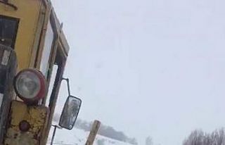 Kara saplanan aracı Özel İdare ekipleri kurtardı