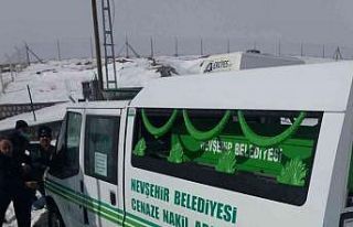 Kara saplanan cenaze aracı güçlükle kurtarıldı