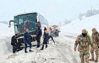 Kara saplanan otobüs kurtarıldı