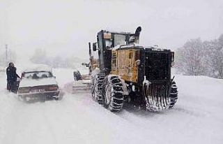 Kara saplandı, donmadan imdadına iş makineleri...