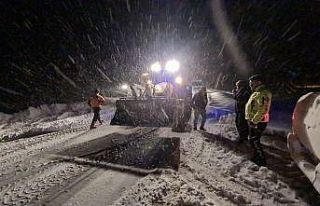 Karabük-Bartın karayolunda kar ve tipi ulaşımı...