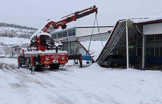 Karabük’te kar ağırlığını kaldıramayan çatılar...