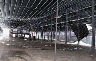 Karabük’te pazar yeri ve ahırın çatısı çöktü