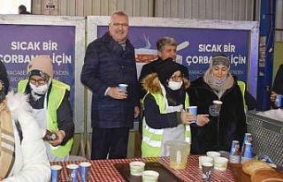 Karacabey Belediyesi’nden vatandaşlara sıcak çorba...