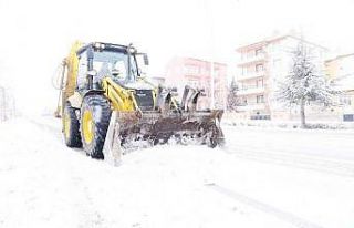 Karaman şehir merkezinde kar kalınlığı 30 santimi...