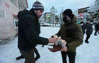 Karda işe giden Gaziosmanpaşalılara sıcak çorba...