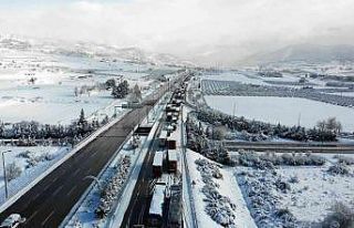 Karda kapanan TAG otoyolunda metrelerce oluşan tır...