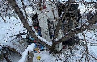 Karda kayan araç şarampole yuvarlandı