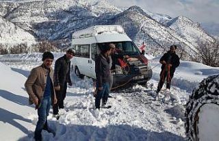Karda mahsur kalan 6 kişi kurtarıldı