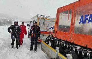 Karda mahsur kalan adamı ekipler kurtardı